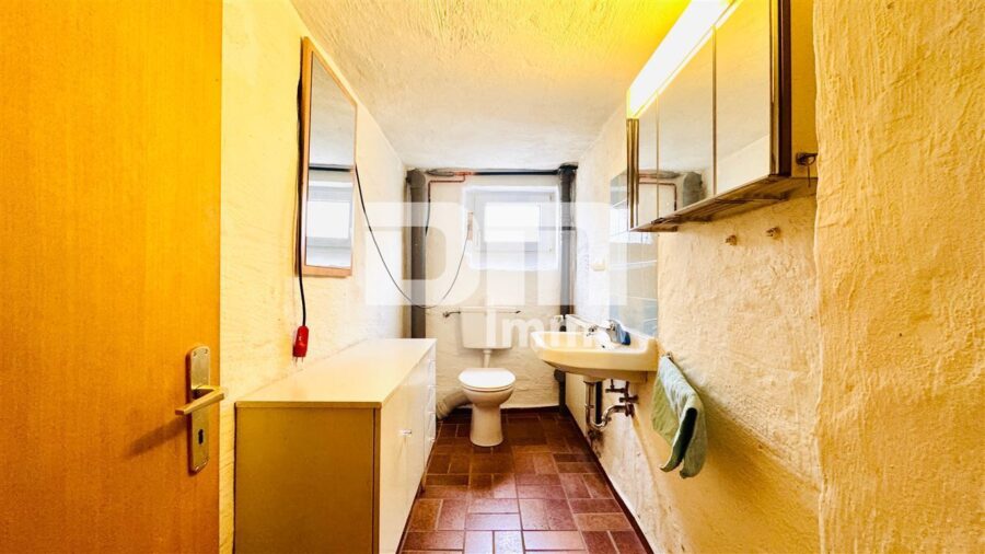 Solides Ein- bis Dreifamilienhaus + zwei Garagen mit großem Grundstück in Traumlage - KG Bad / WC